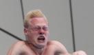 Während einer Trainingseinheit für die FINA Weltmeisterschaft im Schwimmen im chinesischen Shanghai springt ein unbekannter Teilnehmer vom Sprungturm. Die Weltmeisterschaft startet am morgigen Samstag (16.07.2011). Foto: dpa