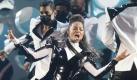 Schwester Janet Jackson performte stilecht mit weißem Handschuh zum Gedenken an ihren Bruder. Foto: ap