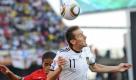 ...viel Bewegung auf die Bilder zu bekommen. Der Bildausschnitt ist relativ klein und damit sind die Spieler formatfüllend abgebildet, wie hier Miroslav Klose, der sich hier im Achtelfinale mit Glen Johnson knapp 2,50 Metern über der Grasnarbe duelliert. Foto: dpa