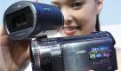 A model shows Panasonic's digital camcorder SDT750, right, and a 3-D conversion lens during a press unveiling in Tokyo, Wednesday, July 28, 2010. The whole camcorder and lens setup starts at about 170,000 yen ($2,000), far more affordable than professional 3-D camcorders, which have been the only types available up to now for 3-D filming. The 3-D camcorders go on sale in Japan Aug. 20, and will be available in overseas markets later this year. (AP Photo/Shizuo Kambayashi) Foto: ap