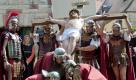 Jesus, gespielt von Hartmuth Lux (M.), hängt am Freitag (22.04.11) im südhessischen Bensheim während der Passionsspiele am Kreuz. Bei der traditionellen Prozession spielen Laienschauspieler den Leidensweg Jesus Christus nach. Foto: dapd