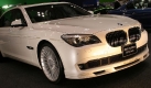 ...die eine gehört zum BMW-Tuner Alpina, die in den luftigen Messehallen von Tokio die Langversion des B7 BiTurbo zeigt. Das sind wir unseren lokalen Kunden schuldig, sagt Verkaufsleiter Günther Schuster, schließlich feiern wir in diesem Jahr unseren 30. Geburtstag auf dem japanischen Markt. Wir erwarten auf der Messe viele treue Kunden. Foto: press-inform