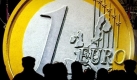 Einfhrung des Euro
Eine riesige Euro-Mnze, die am frhen Morgen des 17.12.2001 von den Menschen in der Innenstadt von Frankfurt am Main betrachtet wird. Am 23.04.1998 stimmt der Bundestag mit groer Mehrheit fr die Einfhrung des Euros. Am 1. Januar 1999 tritt die Whrungsunion fr Deutschland und zehn weitere Lnder in Kraft. Im Bargeldverkehr lst der Euro erst 2002 die M-Mark ab. Foto: Boris Roessler (zu dpa-Serie Die 90er Jahre vom 17.03.) +++(c) dpa  Bildfunk++
 Foto: dpa