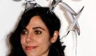 PJ Harvey überraschte auf dem roten Teppich der Barclaycard Mercury Preisverleihung mit ausgefallenem Kopfschmuck. Ihr aktuelles Album «Let England Shake» wurde von der Jury zum besten britischen Album gekürt. Die britische Sängerin ist somit die erste Künstlerin, die zum zweiten Mal einen Mercury Award erhielt. Foto: dapd