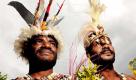 Die Riwo Singsing Group trat während der Eröffnungsfeier des neuen Verbindungsbüros von Evangelischem Entwicklungsdienst und Brot für die Welt in Madang (Papua Neuguinea) auf. Um den Kopf und Hals tragen die Männer Schmuck mit Hundezähnen, Wildschwein-Hauern und Muschelketten. Foto: ddp
