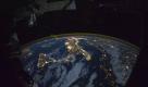 This image provided by NASA shows parts of Europe and Africa very easily recognizable in this night time image shot by one of the Expedition 25 crew members aboard the International Space Station flying 220 miles above Earth on Thursday Oct. 28, 2010. The view 'looks' northward over Sicily and the 'boot' of Italy, with the Mediterranean Sea representing most of the visible water in the view and the Adriatic Sea to the right of center. Tunisia is partially visible at left. Part of a docked Russian spacecraft and other components of the ISS are in the foreground. (AP photo/NASA) Foto: ap