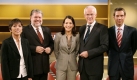 Auch mit anderen Größen aus Politik und Wirtschaft sucht Käßmann die Auseinandersetzung. So war sie im September 2007 zu Gast in der ersten Talkshow von Anne Will, gemeinsam mit dem damaligen SPD-Vorsitzenden Kurt Beck, NRW-Ministerpräsident Jürgen Rüttgers (CDU) und Telekom-Chef Rene Obermann. Foto: ddp