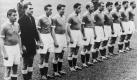 Seine größte Stunde schlug allerdings drei Jahre später in der Schweiz. Diese Aufnahme entstand wenige Tahe vor dem Gewinn des ersten deutschen WM-Titels, dem Wunder von bern. Fritz Walter (1. von links) trägt hier noch einen Schnurrbart.
 Foto: dpa