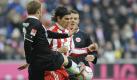 Denn auch Mario Gomez (Mitte) traf wieder und machte alles klar für den FCB. Da können auch die Frankfurter Patrick Ochs (links) und Aley Meier nicht viel tun.  Foto: dpa