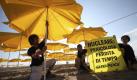 A photo provided by the environmental organization Greenpeace shows part of a total of thirty Greenpeace activists from Italy and Austria setting up yellow parasols to create a 1500 square meter 'No Nuclear!' sign at the Venice Lido in Italy, on 28 July 2010. Greenpeace is protesting against the plans of Italian Prime Minister Silvio Berlusconi to build a new nuclear power plant at the Upper Adria, next to the most popular Italian tourist beaches. As part of the protest Greenpeace handed over a petition to the Venetian governor Luca Zaia asking him to declare a nuclear free Veneto zone. The sign reads: Dangerous waste of time. EPA/Teresa Novotny / HANDOUT EDITORIAL USE ONLY/NO SALES +++(c) dpa - Bildfunk+++


 Foto: dpa