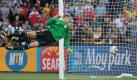 Hier ist es die umstrittene Szene aus dem Englandspiel. Marcus Brandt saß offensichtlich an der Seitenlinie auf Strafraumhöhe und erwischte den Moment, in dem Keeper Manuel Neuerhilflos dem hinter die Linie abprallenden Ball hinterherschaut. Foto: dpa