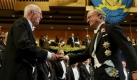 Raymond Davis (links, USA) nahm 2002 die Glückwünsche des schwedischen Königs Carl Gustav entgegen. Gemeinsam mit Masatoshi Koshiba (Japan) und Riccardo Giacconi (USA) wurde er für die Entdeckung kosmischer Röntgenstrahlen und Neutrinos ausgezeichnet. Foto: dpa