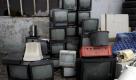 Gebrauchte Fernseher stehen am Dienstag (08.12.09) in Hamburg auf dem Hof eines Schrotthaendlers in der Billstrasse, in der zahlreiche Schrotthaendler und Import-Export-Unternehmen angesiedelt sind. Nach Informationen des Nachrichtenmagazins Der Spiegel verschiffen europaeische Haendler und Reeder, zum Teil aus Hamburg und Rotterdam Elektroschrott nach Afrika, der dort illegal entsorgt wird. Die bei der Ausschlachtung der Geraete freigesetzten Giftstoffe koennen zu schweren Umweltschaeden fuehren und gefaehrden die Gesundheit der Bevoelkerung. Foto: Philipp Guelland/ddp Foto: ddp