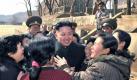 Nordkoreas Machthaber Kim Jong Un umringt von begeisterten Frauen. Foto: EPA/STR/Archiv Foto: dpa