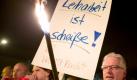Ein klares Wort vom Arbeitnehmer: Metaller protestieren vor dem Mercedes-Werk in Rastatt gegen die Behandlung von Leiharbeitern. Foto: Ralf Stockhoff Foto: dpa