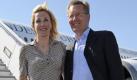 Bundespräsident Christian Wulff und seine Frau Bettina posieren in Berlin vor dem Abflug nach Südamerika.
 Foto: dapd
