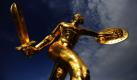 Vor blauem Himmel glänzt eine goldfarbene Statue im Gartentheater in den Herrenhäuser Gärten in Hannover. Nach der Winterpause wird ab Sonntag wieder Wasser in den Brunnen des berühmten Barockgartens sprudeln. Foto: dpa