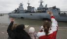 Angehörige winken in Wilhelmshaven der Fregatte der Marine Schleswig-Holstein hinterher, die den Hafen in Richtung Afrika zum Anti-Pirateneinsatz Atalanta verlässt. Der Auftrag des Schiffes und der 240-köpfigen Besatzung ist es in erster Linie, Schiffe des Welternährungsprogramms vor Übergriffen von Piraten zu schützen. Die Schleswig-Holstein wird die Fregatte Emden ablösen, die sich bereits seit Januar im Einsatz befindet.


 Foto: ddp