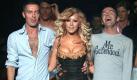 Warum freuen sich denn diese beiden so? Jedenfalls haben die Zwillinge Dean und Dan Caten die Sängerin Christina Aguilera zwischen sich, in einer offensichtlich ziemlich auf den Leib geschneiderten Kreation ihres Labels DSquared2.
 Foto: dpa