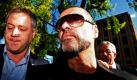 Der britische Popsänger George Michael geht am Morgen in das Highbury Corner Magistrates Gerichtsgebäude in London. Der Brite hat sich vor dem Gericht des Fahrens unter Drogeneinfluss und des Cannabis-Besitzes schuldig bekannt. Der 47-Jährige war im vergangenen Monat festgenommen worden, nachdem er am 4. Juli mit seinem Auto in die Fassade eines Londoner Fotogeschäfts gefahren war. Foto: ap