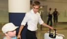 Die Münchner Delegation flog von Frankfurt weiter in die bayerische Landeshauptstadt. Dort wurde Philipp Lahm von einem jungen Fan empfangen. Foto: dpa
