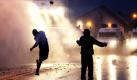 Gewaltbereite katholische Demonstranten werfen in Belfast Steine auf anrückende Polizeikräfte. Nordirische Politiker verurteilten die Unruhen, bei denen in den letzten drei Nächten 82 Polizeibeamte verletzt wurden. Foto: ap