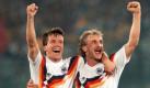 Lothar Matthäus (l) und Rudi Völler vergoldeten in Rom den italienischen Sommer im Jahre 1990. Als Eckpfeiler der Elf von Teamchef Beckenbauer wurde der dritte WM-Titel mit einem 1:0 gegen Argentinien eingefahren. Matthäus kam 150 mal mit dem Adler auf der Brust zum Einsatz und ist damit Rekordnationalspieler. Rudi Völler bringt es auf stattliche 90 Länderspiele. Foto: dpa