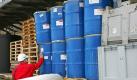 Ein Mitarbeiter des Göttinger Gewerbeaufsichtsamtes untersuchen am Freitag (16.11.2007) in Fredelsloh (Landkreis Northeim) schlecht gesicherte Behältnissen mit giftigen Chemikalien, die auf einem Gelände im Ortsteil Tönnieshof im Freien und in baufälligen Hallen gelagert wurden. Das Ausmaß des Giftmüll-Skandals ist noch nicht abzuschätzen. Die Behörden gehen davon aus, dass in den Hallen über 300 Tonnen Chemieabfälle lagern, darunter gefährliche Stoffe wie Quecksilber und Formaldehyd, Essigsäure und Kalilauge. Foto: Hubert Jelinek dpa/lni (zu lni 4331) +++(c) dpa - Bildfunk+++ Foto: dpa