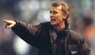 Der Mönchengladbacher Trainer Rainer Bonhof schreit bei seiner Heimpremiere beim Fußball-Bundesligaspiel Borussia Mönchengladbach - SC Freiburg am Sonntag (22.11.1998) in Mönchengladbach Anweisungen in Richtung Spieler. Die Borussen führten zur Halbzeit auf dem heimischen Bökelberg mit 3:1. dpa
 Foto: dpa