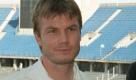 Stattdessen wird Helmer im Sommer 1999 an Hertha BSC Berlin ausgeliehen, wo sich Manager Dieter Hoeneß (links) und Trainer JürgenRöber über den Neuzugang freuen. Für den Hauptstadt-Club läuft Helmer fünfmal in der Bundesliga, einmal im Pokal und sechsmal in der Champions League auf. Das 1:1 gegen Stuttgart ist am 23. Oktober 1999 das letzte seiner 390 Bundesliga-Spiele. Bei der 0:2-Niederlage beim FC Chelsea am 3. November steht der 34-Jährige letztmals als Profi auf dem Platz. Foto: dpa