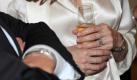 Es gäbe aber noch keinen Hochzeitstermin, sagte die Sprecherin. Dafür aber ein untrügliches Beweisstück für die Verlobung: Den Ring, den Jolie seit Kurzem trägt, hat Pitt gemeinsam mit dem Juwelier Robert Procop ein Jahr lang eigenhändig designt. Foto: dpa