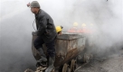 In eisiger Kälte versuchen in chinesische Bergleute ihre Kumpel zu bergen, die bei einer Gasexplosion in einer Kohlemine verschüttet wurden.
 Foto: ap