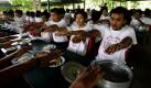 Schüler einer Oberschule bereiten sich in einem Camp in der Provinz Lopburi nördlich von Bangkok mit einem Gebet auf ihr Mittagessen vor. Über das Wochenende wurden 105 der brutalsten Schüler aufs Land geschickt, wo die verfeindeten Jungen durch das Essen, Beten und Zelten lernen sollten, miteinander umzugehen, ohne Gewalt anzuwenden. Foto: ap