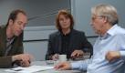Der Verdächtige (Gerd Anthoff, rechts) zeigt sich nicht besonders kooperativ. Eva Prohacek (Senta Berger) spielt den good cop, sie glaubt an die Unschuld des Kollegen. Ihr Assistent André Langner (Rudolf Krause, links) hingegen führt als bad cop genüsslich die Indizien gegen den verhassten Vorgesetzten an. Foto: ZDF