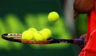 Der Serbe Viktor Troicki überprüft die Tennisbälle vor seinem Spiel gegen den Polen Lukasz Kubot bei den ATP Open in Katar. Foto: ap