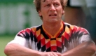 Das Archivbild vom 10.07.1994 zeigt Guido Buchwald im Trikot der deutschen Fuball-Nationalmannschaft. Der Weltmeister von 1990 hat dreieinhalb Jahre in Japan gelebt und ist daher Kenner des ostasiatischen Landes. Der 41-Jhrige sieht in der hohen Luftfeuchtigkeit whrend der Regenzeit, drckenden Temperaturen und fremdartiger Kultur kein groes Problem fr die Spieler der Nationalelf. Die Spieler werden sich wohlfhlen, sagt Buchwald. Foto: dpa