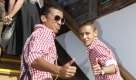 Die Bayern-Profis Rafinha (rechts) und Luiz Gustavo auf dem Weg ins Bierzelt: Der deutsche Fußball-Rekordmeister FC Bayern München hat am Sonntag zum Ausklang des Oktoberfestes seinen traditionellen Wiesn-Besuch abgehalten. Mehr Fotos von den feiernden Bayern gibt es hier. Foto: dapd