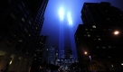 Überall in den USA wurde am Freitag der Terroranschläge vom 11. September 2001 gedacht. In Manhattan erinnern zwei riesige Lichtsäulen an die eingestürzten Türme des World Trade Center. Foto: ap