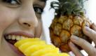 Die Ananas soll dank ihrer Enzyme ein wahrer Schlankmacher und Fettkiller sein. Diese Wirkung beruht allerdings nicht auf wissenschaftlichen Erkenntnissen. Essen dürfen Sie die leckere Frucht natürlich trotzdem. Foto: dpa
