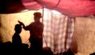 Dutzende Tote in Haiti - Verdacht auf Cholera
Vorspann: 	
Text: 	

Port-au-Prince (dpa) - Haiti droht eine Todeswelle durch verseuchtes Wasser. Mehr als 50 Menschen in Gebieten nördlich der Hauptstadt Port-au-Prince sind nach Behördenangaben in den vergangenen Tagen an Durchfallerkrankungen gestorben, die meisten davon in der Stadt Saint-Marc.

Wie der Radiosender Radio Metropole am Donnerstagabend weiter berichtete, deute alles auf einen Choleraschub hin. Hunderte Menschen seien erkrankt. Die Bakterien würden durch schlechtes Wasser übertragen, da die Menschen das Flusswasser nicht nur zum Waschen nutzten, sondern es auch ungefiltert und nicht abgekocht getrunken hätten, hieß es.
Ressort: 	Vermischtes
Schlagworte: 	Gesundheit/Haiti/ Foto: dpa