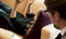 Sich auf die Couch legen und einfach losreden: Das machen Patienten in der Regel bei einer Psychoanalyse - der Therapeut sitzt so, dass sie ihn nicht sehen können. (Bild: Brichta/dpa/tmn) Foto: dpa
