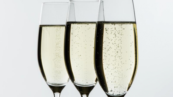 Feine Perlen und eine gute Mischung aus Süße und Säure: Das macht einen guten Sekt aus.