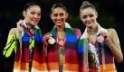 Die australische Goldmedaillengewinnerin Naazmi Johnston (Mitte), die malaysische Zweite Elaine Koon und Chrystalleni Trikomiti aus Zypern mit ihrer Bronzemedaille sind nach ihren Turnübungen mit dem Gymnastikball bei den Commonwealth Games im indischen Neu Delhi stolz auf ihre Auszeichnungen. Foto: dapd