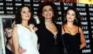 Internationale Besetzung: Die französische Schauspielerin Marion Cotillard (l.), Italiens Filmlegende Sophia Loren (m.) und Penelope Cruz (r.) aus Spanien bei einem Promotiontermin für ihren gemeinsamen Film Nine in Rom. Foto: dpa