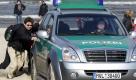 Polizisten sind auch Menschen, auch das ist eine schöne Erkenntnis der Woche. Nicht nur, weil sie sich gelegentlich auch helfen lassen müssen - wie hier am Strand von Heringsdorf - sondern, weil sie manchmal auch ihrem meist nur noch spöttisch genutzten Beinamen «Freund und Helfer» alle Ehre machen. Ein 55-jähriger Rostocker wollte seine Kälteresistenz testen und schlief mit Schlafsack und Klappliege auf dem Bürgersteig vor seinem Haus. Weil sie ihn nicht überzeugen konnten, sein Experiment abzubrechen, schauten die Beamten regelmäßig bei ihm vorbei. Das finden wir so schön, dass es hier mehr dazu zu lesen gibt. Foto: dapd