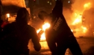 Gewaltbereite Demonstranten werfen Brandsätze. Foto: dpa