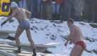 Teilnehmer am traditionellen 42. Donauschwimmen steigen in Neuburg an der Donau aus dem Wasser. Bei sonnigem, kaltem Winterwetter und einer Wassertemperatur von plus zwei Grad Celsius beteiligten sich mehrere tausend Schwimmer. Foto: ddp