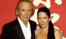 Der US-amerikanische Schauspieler David Carradine (l.) und seine Frau Annie Bierman, aufgenommen bei der Deutschlandpremiere des Films 'Kill Bill Volume 2' im Muenchner Mathaeser-Kino (Foto vom 21.04.04). Der Hollywoodschauspieler David Carradine ist tot. Der Star aus der TV-Serie 'Kung Fu' wurde leblos in einem Hotelzimmer in Bangkok gefunden, wo er sich fuer Dreharbeiten zu seinem juengsten Film aufhielt, wie der US-Nachrichtensender Fox News berichtete. Carradine, der auch den Bill in Quentin Tarantinos 'Kill Bill'-Filmen spielte, starb im Alter von 72 Jahren. 
 Foto: ddp