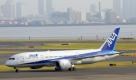 Mehr als drei Jahre nach dem ursprünglichen Termin liefert der US-Luftfahrtkonzern Boeing den ersten Dreamliner aus. Die erste Maschine geht am Montag (26.09.11) an die japanische Fluggesellschaft All Nippon Airways (ANA), die schon seit Jahren auf ihre Visitenkarten das 787-Logo und den Spruch «We Fly 1st» (Wir fliegen als erste) druckt. Der Zeitplan für die Auslieferung musste unter anderem wegen einer Pannenserie bei der Produktion immer wieder korrigiert werden. Der Dreamliner soll mit seiner Konstruktion aus leichten Karbonfasern den Flugzeugbau revolutionieren und den Passagieren mehr Komfort als ältere Maschinen aus Aluminium bieten.  Foto: dapd