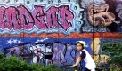 Ein Graffiti an einem Pub im Neubaugebiet Grünau bei Leipzig. Leipzig hat im vergangenen Jahr mehr als 110.000 Euro für die Beseitigung illegaler Graffiti ausgegeben. Die Mitarbeiter seien in 362 Fällen ausgerückt, um mehr als 10.000 Quadratmeter Fassade zu reinigen, teilte die Stadt mit.
 Foto: ddp